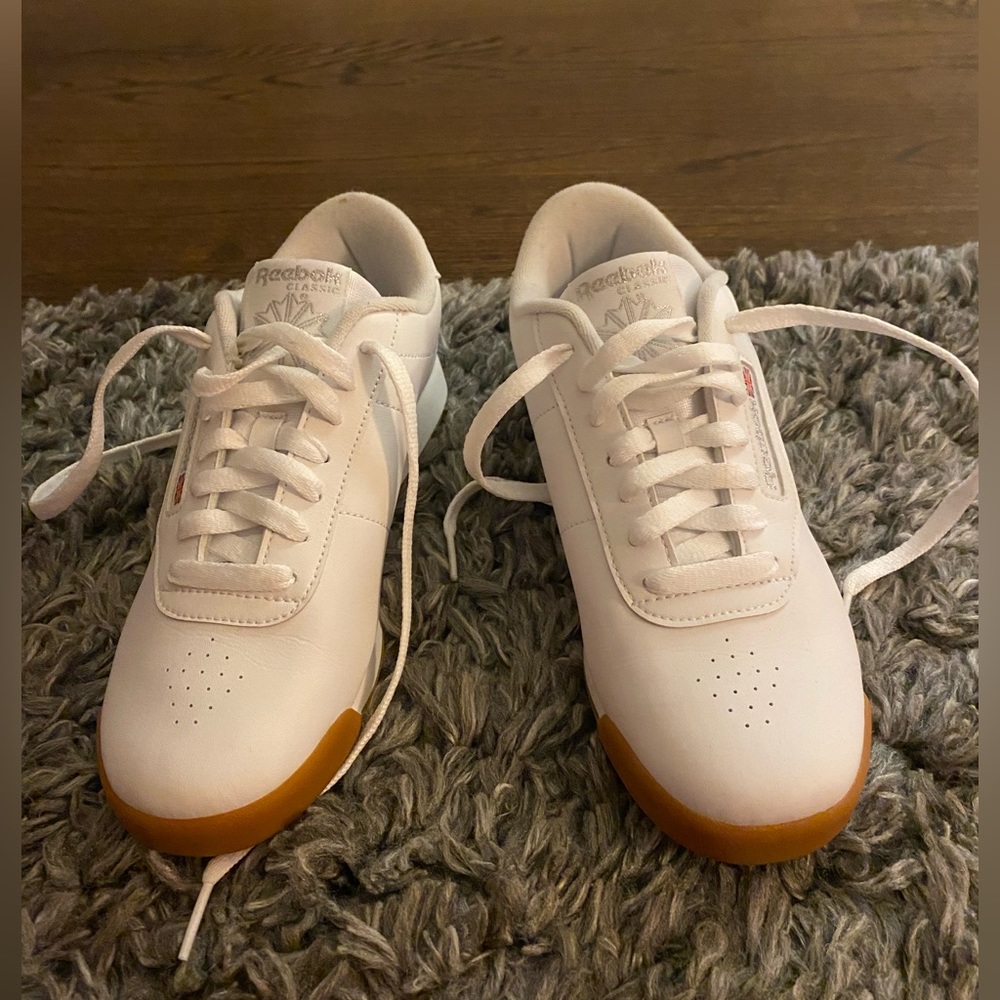 White Reebok tenis shoes size 8